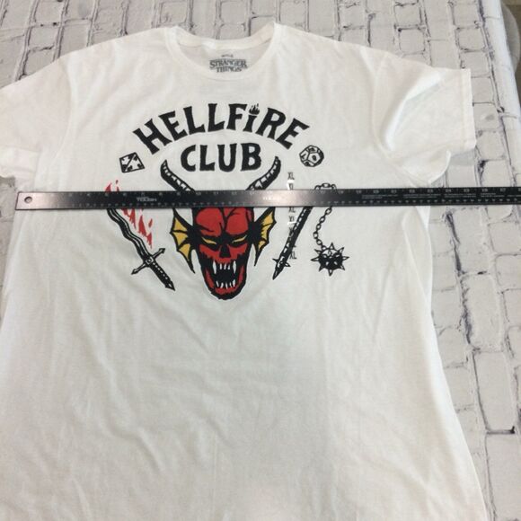 Netflix Stranger Things T-Shirt Men’s Size XL Color White Hellfire Club Graphic - Picture 7 of 8